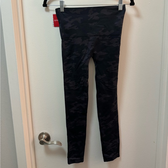 NWT SPANX Look At Me Now Leggings - Picture 3 of 3